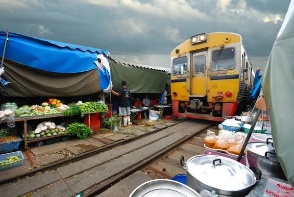Свіжий ринок на залізничній колії — стокове фото