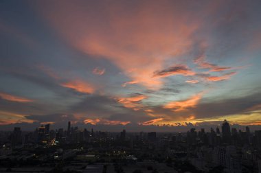 Şehir üzerinde alacakaranlık gökyüzü renkli bulut 