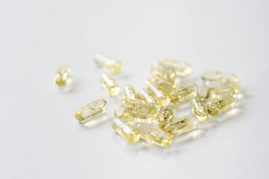 Beyaz arka planda kapsül hapları