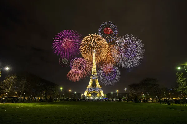 Eiffel Tower licht prestaties, verlicht Toon. — Stockfoto