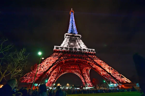 Torre Eiffel Rendimiento de luz, espectáculo de luces . — Foto de Stock