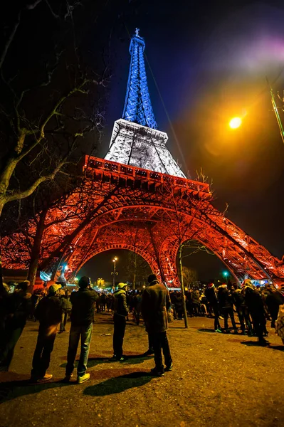 Torre Eiffel Rendimiento de luz, espectáculo de luces . — Foto de Stock