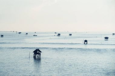 Mavi deniz Tayland balıkçı kulübeleri