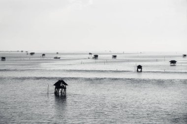 Mavi deniz Tayland balıkçı kulübeleri