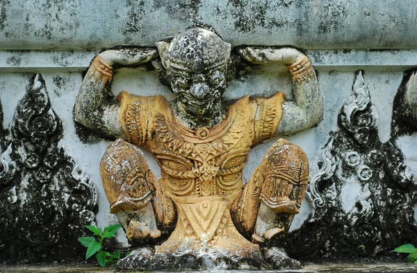Гаруда Скульптура Стене Храма Таиланде — стоковое фото