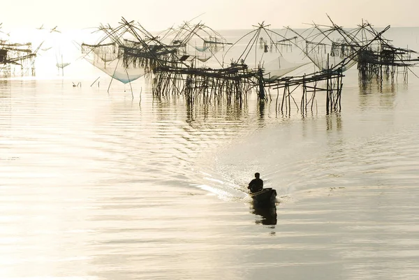 Большая рыбацкая сеть и рыбак — стоковое фото