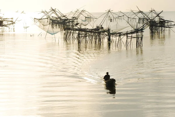 Grand filet de pêche et le pêcheur — Photo