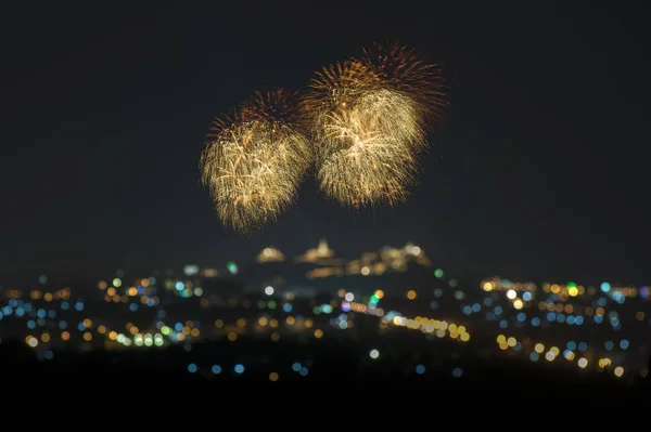 Kleurrijke Vuurwerk Blauwe Lucht Vonkend Het Paleis Grote Berg Met — Stockfoto