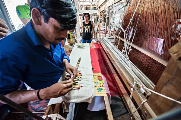 Renkli İpek iplik kumaş yapım insanlar