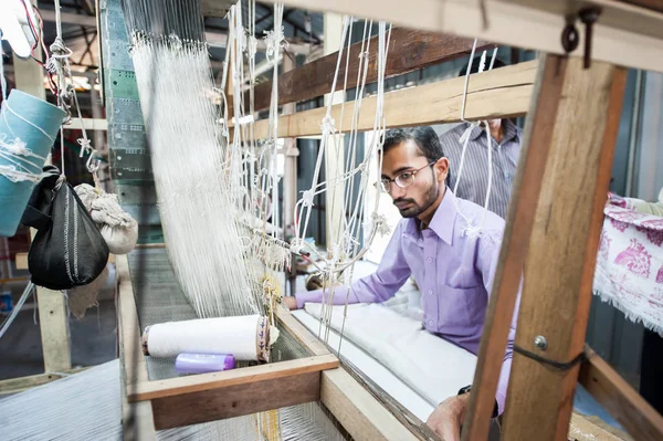 Renkli İpek iplik kumaş yapım insanlar