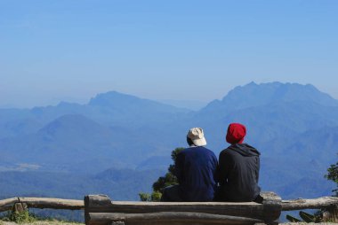 Dağın tepesinde doğa bakış açısı arıyorum bankta oturan iki adam
