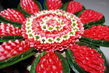 Tay geleneksel Düğün aksesuarları, jasmin ve kırmızı gül yaprağı muz yaprak üzerinde yapılan tepsi