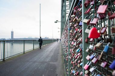 Köln, Almanya - 30 Aralık 2016: Hohenzollern köprü, Köln, Almanya, aşk kilitleri.