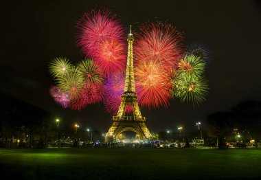 Paris, Fransa - 1 Ocak 2016: Eyfel Kulesi ışık performansı, sırıtmak yaktı.