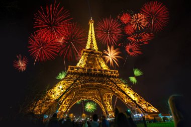 Paris, Fransa - 1 Ocak 2016: Eyfel Kulesi ışık performansı, sırıtmak yaktı.