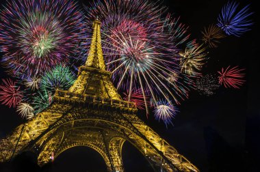 Paris, Fransa - 1 Ocak 2016: Eyfel Kulesi ışık performansı, sırıtmak yaktı.