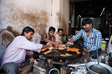 Aurangabad, Hindistan-Aralık, 30 2016: yapma ya da Jalebi, popüler Hint tatlı çölde kızartma insanlar. Jalebi tek başına veya süt ile yemiş bir çok popüler Hint yemektir.