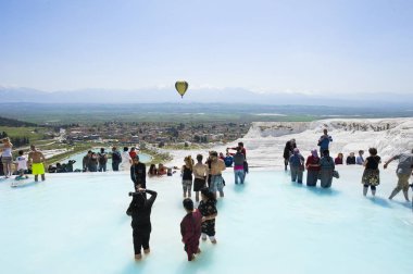 Pamukkale, Türkiye - 12 Nisan 2015: Turkuaz su Traverten havuzu teras pamukkale