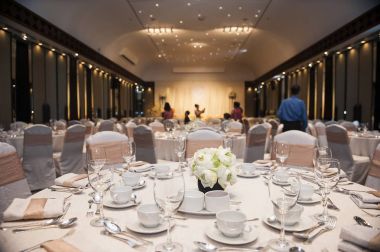 Akşam yemeği partisi, beyaz ve turuncu renk teması, Tablo ayarı