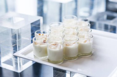 Lüks şekerli tatlı ve akşam yemeği parti karışık meyve 