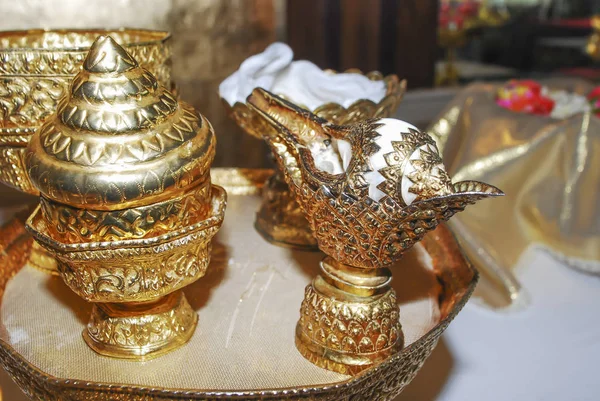 黄金のトレイ 儀式用の水を注いで 巻き貝の殻と白い聖なる糸の伝統的なタイの結婚式セット — ストック写真