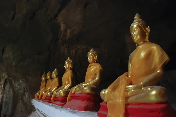 Guld Buddha Staty Grottan — Stockfoto