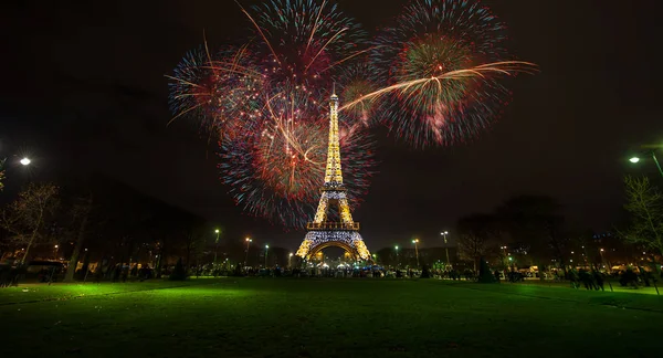 Paris, Fransa - 1 Ocak 2016: Eyfel Kulesi ışık performansı, sırıtmak yaktı.