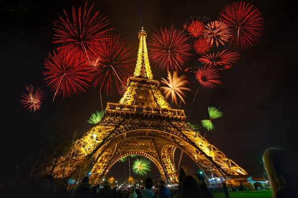 Paris, Fransa - 1 Ocak 2016: Eyfel Kulesi ışık performansı, sırıtmak yaktı.