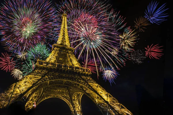 Paris, Fransa - 1 Ocak 2016: Eyfel Kulesi ışık performansı, sırıtmak yaktı.