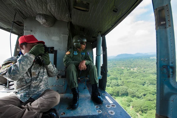 Pranburi, Tayland - 4 Aralık 2016 - Tay Ordusu savaş helikopteri üsse geri fotoğrafçı ile dağ üzerinde uçan.
