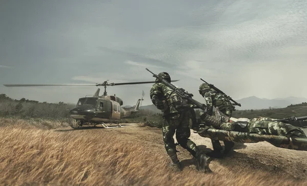 Soldados Del Ejército Tailandés Con Uniforme Completo Llevando Paciente Aeronave —  Fotos de Stock