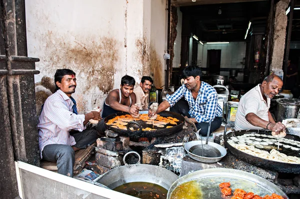 Aurangabad Ινδία Δεκ 2016 Άνθρωποι Κάνουν Τηγάνισμα Jalebi Δημοφιλή Ινδικό — Φωτογραφία Αρχείου