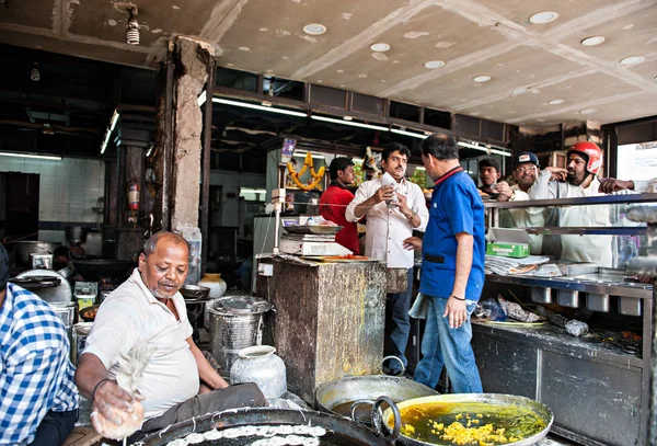 Aurangabad India Dec 2016 Man Frying Sweet Snack While People — Stock Photo, Image