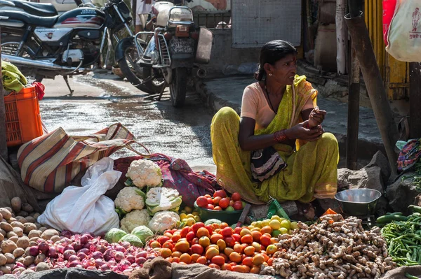 Aurangabad, Hindistan-Dec, 30 2016: taze açık hava Gulmandi yerel pazar renkli. Sokak kenarında yürüyüşteki sebzeleri satan kadın. Aurangabad 'daki en büyük çarşılardan biri..