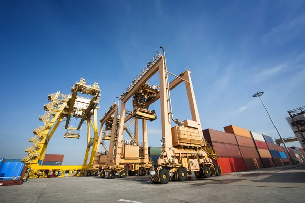 Transportlogistisches Branchenkonzept Aus Fracht Lkw Transport Containerkasten Schiffs Und Arbeitskran Stockfoto