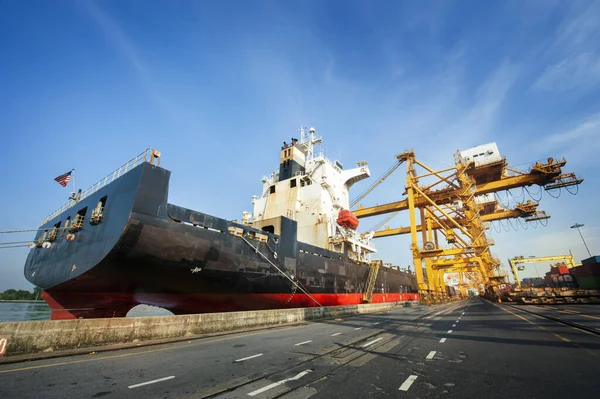 Transportlogistisches Branchenkonzept Aus Fracht Lkw Transport Containerkasten Schiffs Und Arbeitskran Stockbild