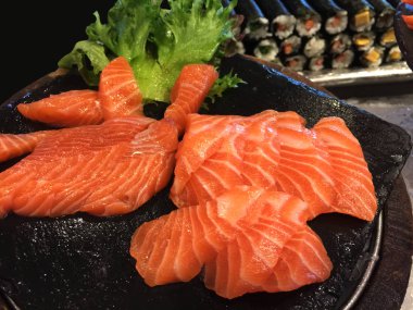 Sashimi Somon siyah taş tahtada servis edilir.