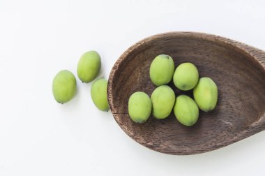 Lotus tohum veya lotus somun. Geleneksel Çin ve Hint tıp. Sağlık için iyi ve taze ve kuru tohum olarak bir snack tatlı yiyebilir ya da yemek bir yemek. Beyaz arka plan üzerinde çekim