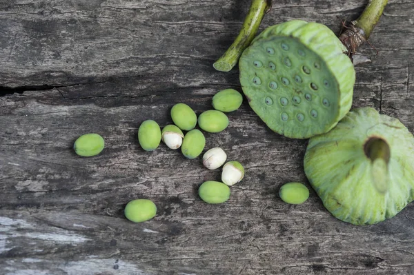 Lotus tohum veya lotus somun. Geleneksel Çin ve Hint tıp. Sağlık için iyi ve taze ve kuru tohum olarak bir snack tatlı yiyebilir ya da yemek bir yemek. Antika ahşap yüzey masa üzerinde çekim.