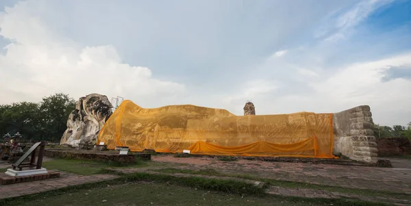 Statua Pietra Big Buddha Indossa Tessuto Giallo Reclinabile All Aperto — Foto Stock