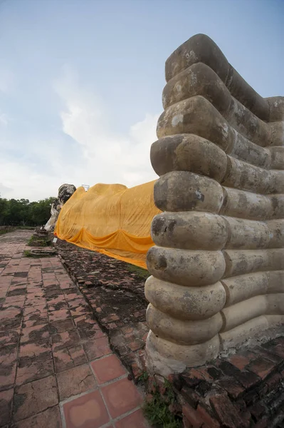 Statua Pietra Big Buddha Indossa Tessuto Giallo Reclinabile All Aperto — Foto Stock
