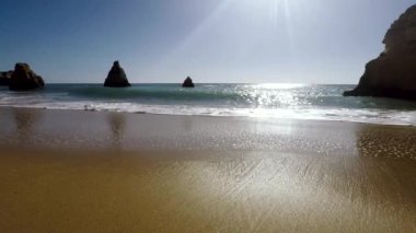 Deniz deniz manzarası doğal Portimao, Portekiz. büyük dalga kıyıda gürültüyle çarpmak.