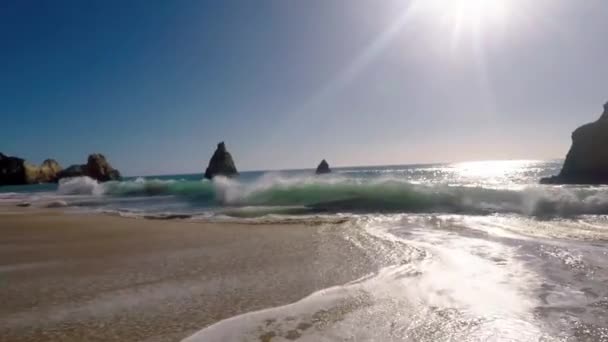 Морской Пейзаж Портимао Алгарве Португалия Большой Волной Разбивающейся Песчаном Берегу — стоковое видео