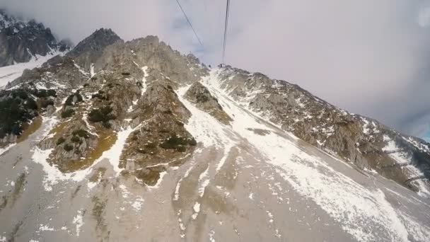 Caducidad de la góndola de Funiculares subiendo la montaña hasta la estación de Hafelekar . — Vídeo de stock