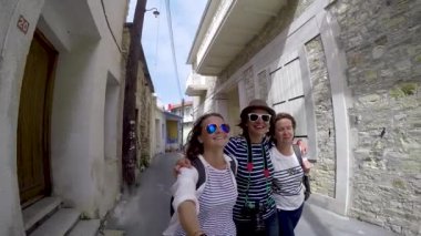 Eski şehirde yürüyüş üç genç kadın.