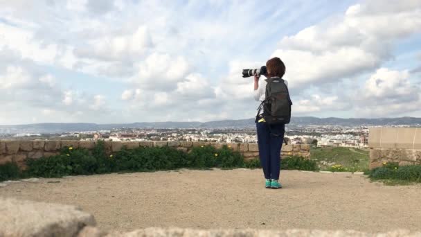 Νεαρή γυναίκα επαγγελματίας φωτογράφος λήψη φωτογραφιών του τοπίου — Αρχείο Βίντεο