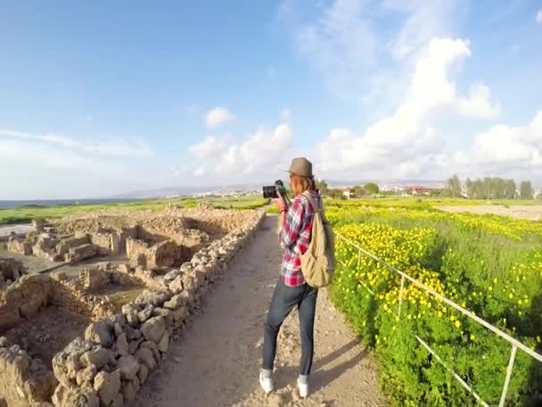 Ung kvinna professionell fotograf att ta bilder av landskapet — Stockvideo