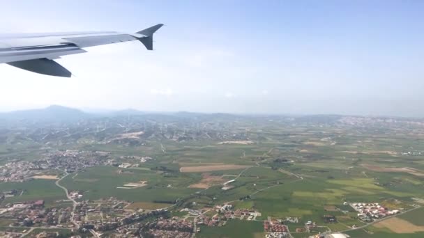 Uitzicht vanuit het raam van het vliegtuig naar de stad van Larnaca in Cyprus. — Stockvideo