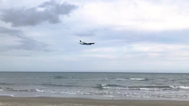 L'aereo entra nello sbarco, sorvola il mare e scende in città . — Video Stock