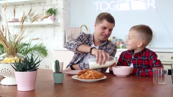 Buon padre e figlio fanno colazione in cucina . — Video Stock